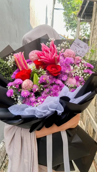 Nuit Violet: Pikok ungu, mawar merah, pompom ungu, baby breath, lily pink, daun thlaspi, wrapping hitam