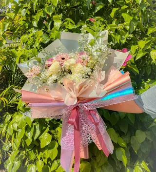 Bijou Gerbera: Gerbera pink, mawar putih, baby breath, daun solidago, pikok, aster putih, wrapping pink mix holografik pink