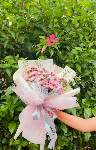 Petite Lace: Aster pink, wrapping putih mix pink dengan mesh soft pink