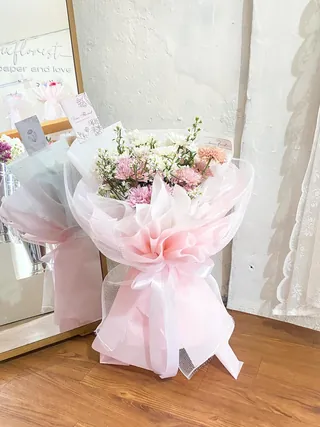 Petite Pink: Aster pink dan pikok putih, wrapping pink mix putih dengan mesh putih
