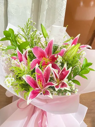 Cherie Lily: Lily pink, pikok putih, daun solidago, wrapping pink