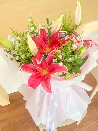 Lily in White: Lily pink, pikok putih, daun solidago, wrapping putih
