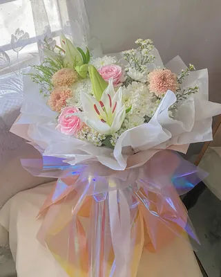 Lumiere Lily: Lily putih, mawar pink, gompie peach, daun solidago, aster putih, wrapping holografik mix putih pink