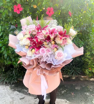 Peach Paradise: Mawar pink, mawar putih, lily, daun solidago, baby breath, cokelat Ferrero, wrapping pink