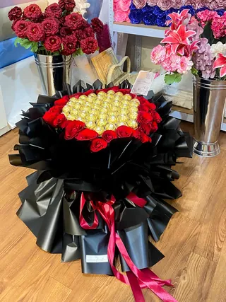 Golden Rouge: Mawar merah mengelilingi cokelat Ferrero, wrapping hitam