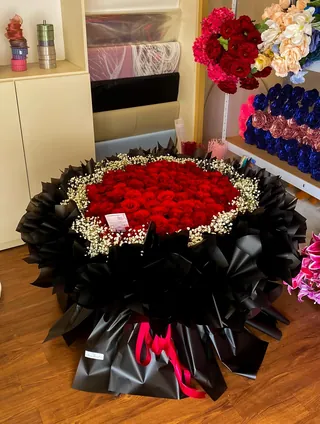 Grand Amour: Mawar merah, baby breath, wrapping hitam