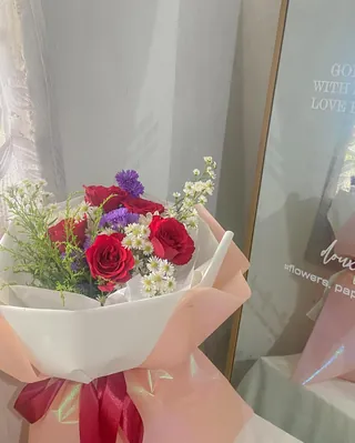 Garden Amour: Mawar merah, pikok ungu, aster putih, wrapping putih pink