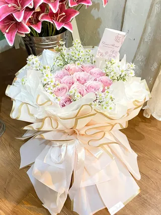 Douce Pink Rose: Mawar pink, pikok putih, dengan wrapping peony