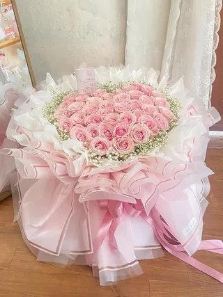 Grand Coeur: Mawar pink bentuk bulat, baby breath, wrapping pink