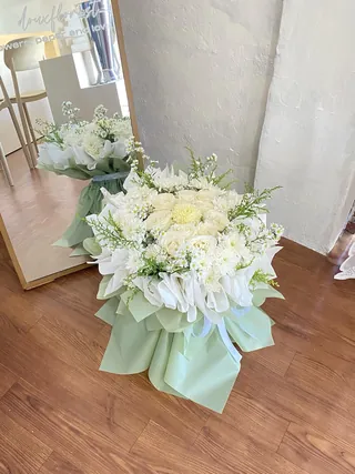 Grand Blanc: Mawar putih, aster putih, daun solidago, wrapping hijau mint