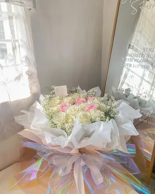Pearl Rose: Mawar putih, mawar pink, pikok putih, wrapping holografik