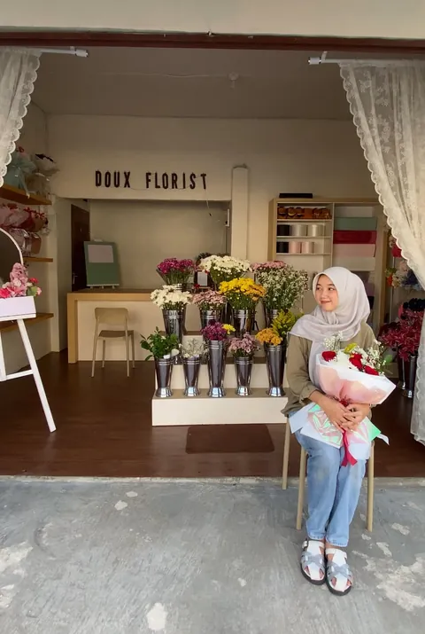 Fitri Nur Afriani, pemilik Doux Florist, di depan toko Lampung Tengah